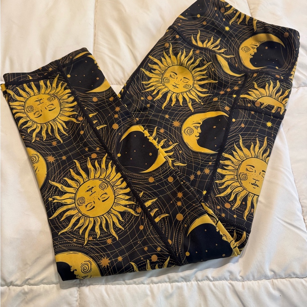 Constantly Varied Gear Sun and Moon Capri Leggings size Medium